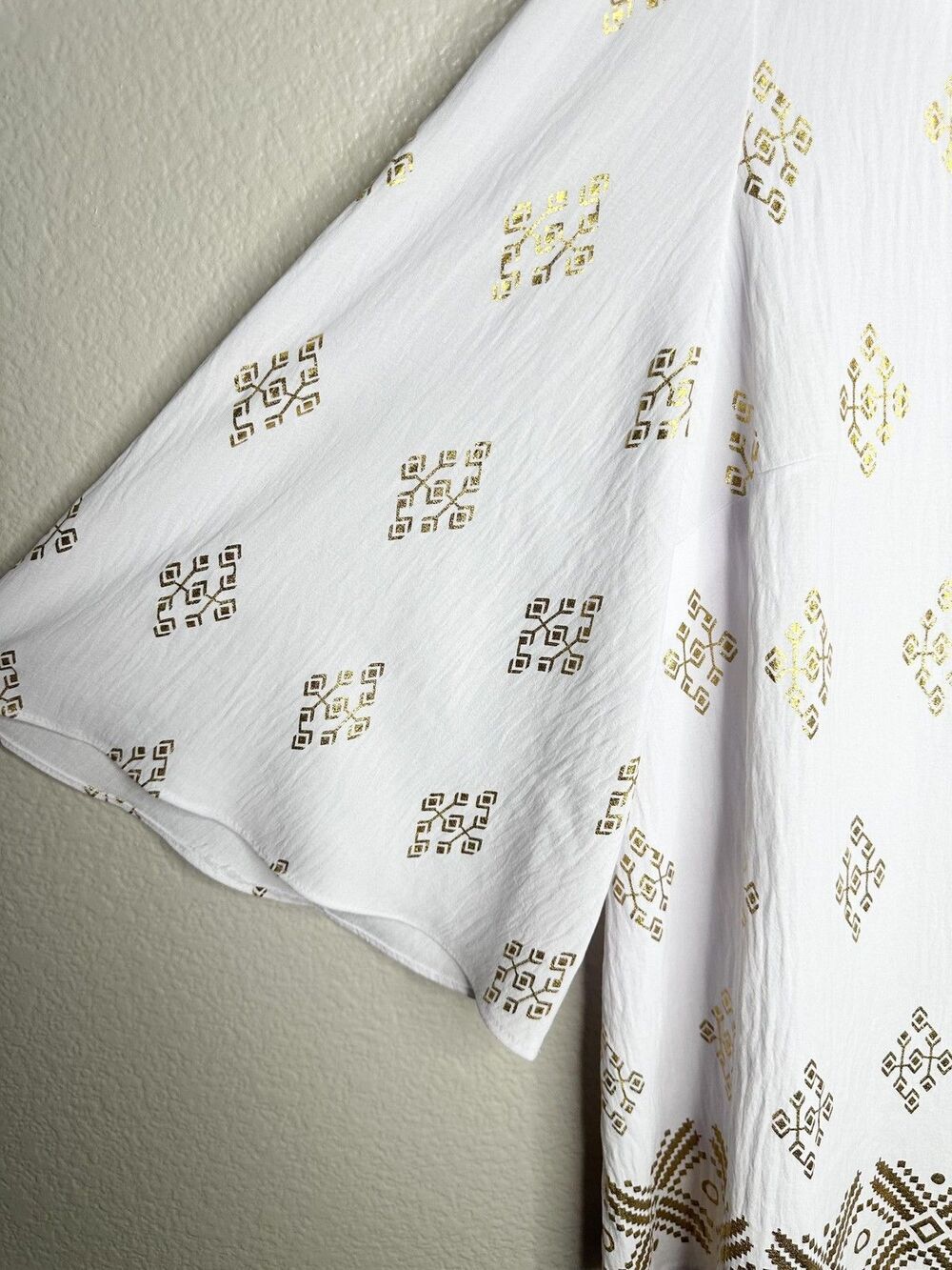 Olivia & Martin Shirt Womens 1X White Gold Foil Ruffle Split Neck Boho Blouse - Picture 4 of 5